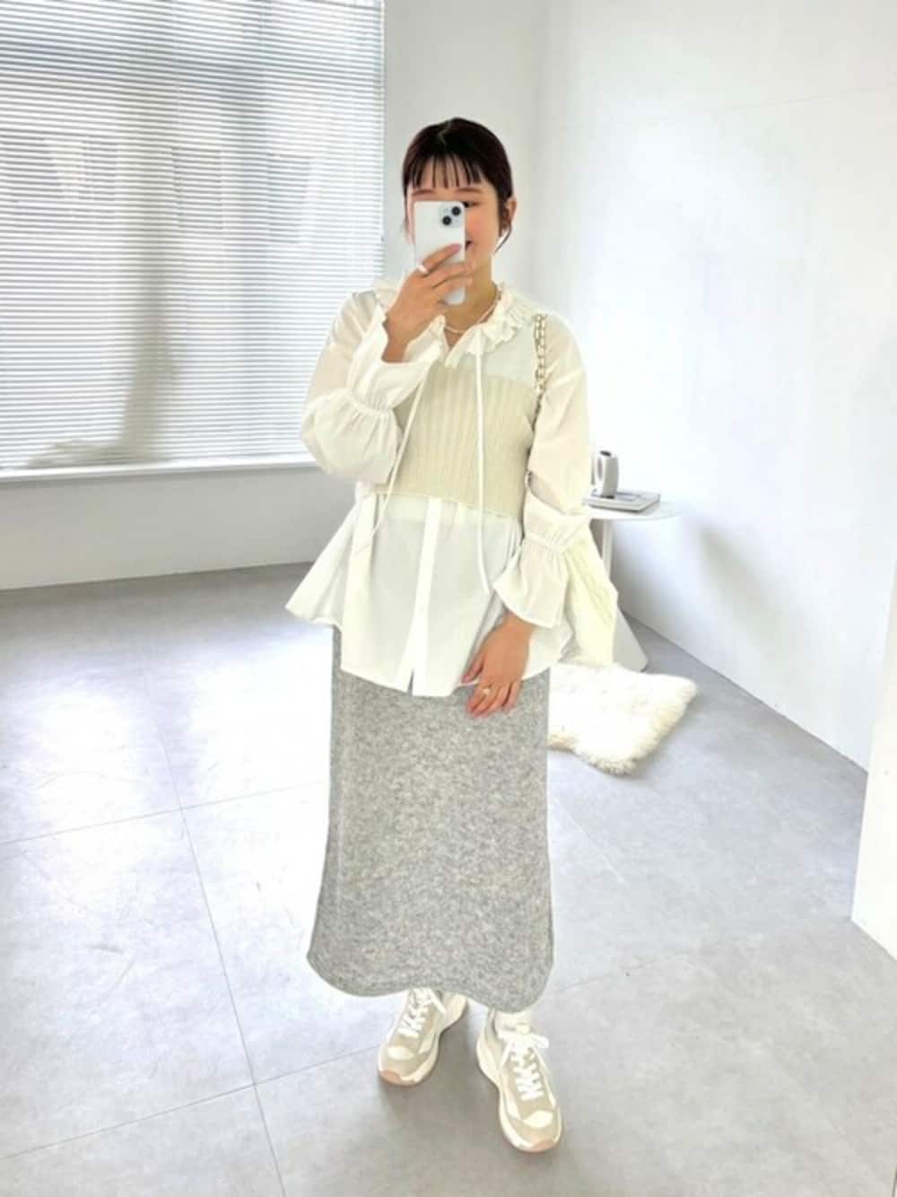 ホワイト系のチューブトップ、グレー系のスカート、ホワイト系のシャツ/ブラウスを着用したレディースの春コーディネートの1枚目の写真