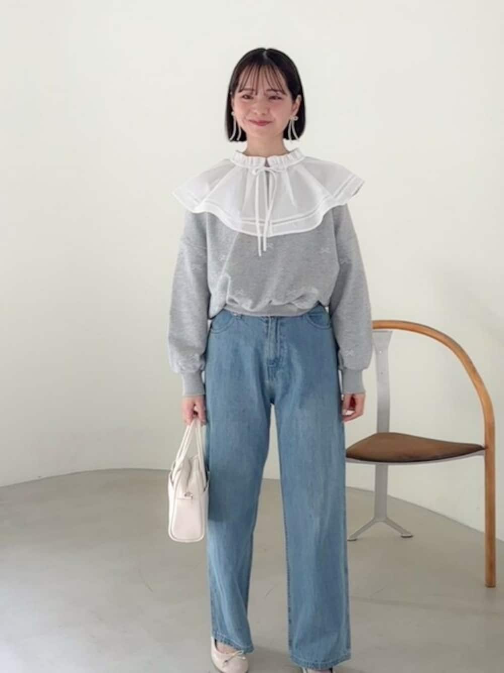 グレー系のスウェット、ホワイト系のシャツ/ブラウス、ホワイト系のハンドバッグを着用したレディースの春コーディネートの1枚目の写真