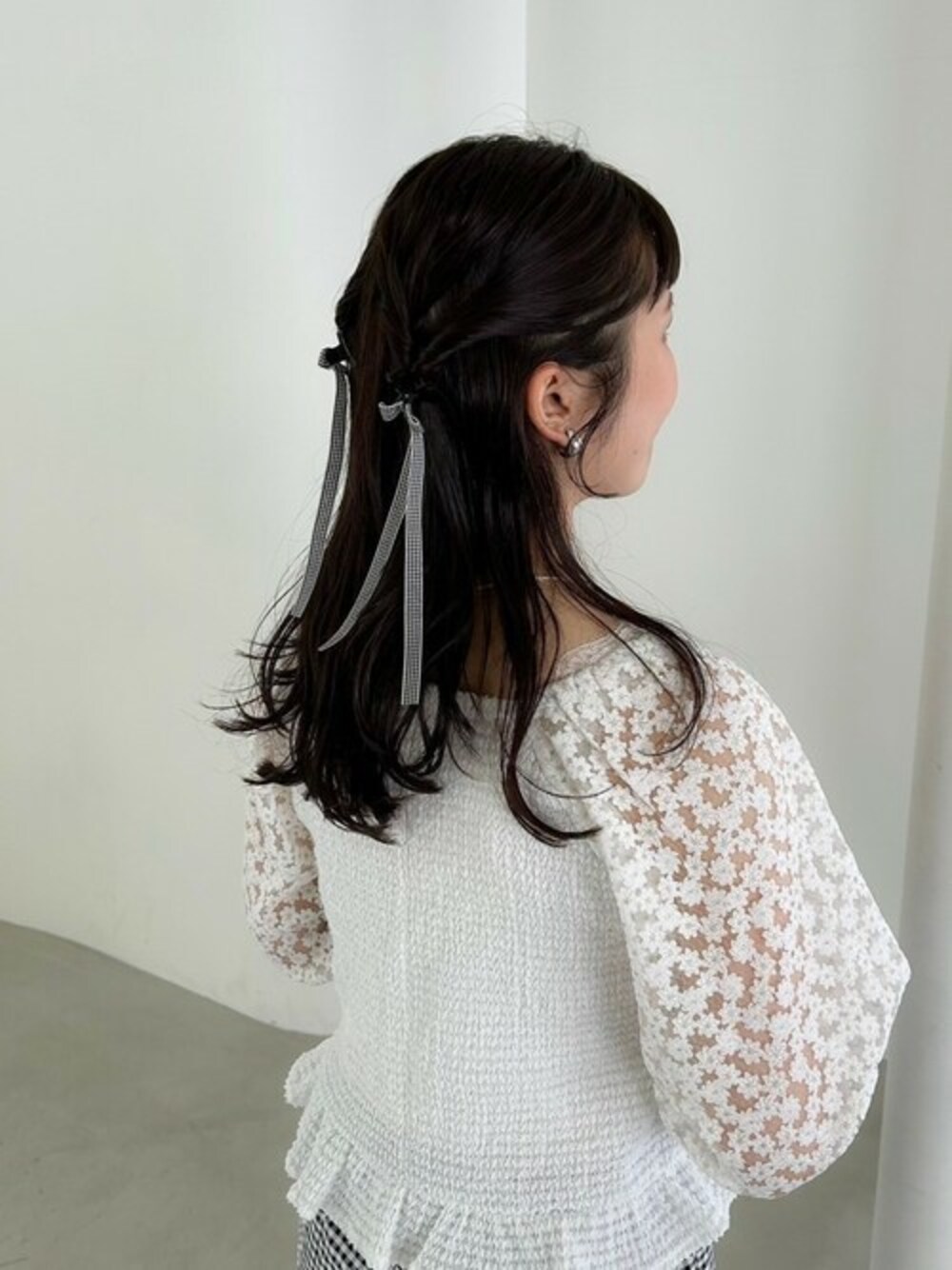 ホワイト系のTシャツ/カットソー、ブラック系のバレッタ/ヘアクリップを着用したレディースの春コーディネートの1枚目の写真