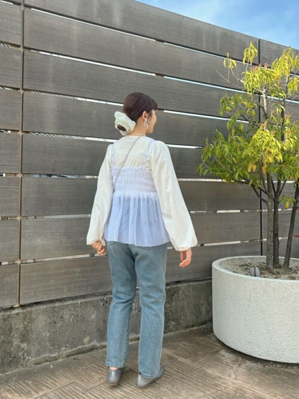 ホワイト系のTシャツ/カットソー、ホワイト系のキャミソール、ホワイト系のシュシュを着用したレディースの春コーディネートの1枚目の写真