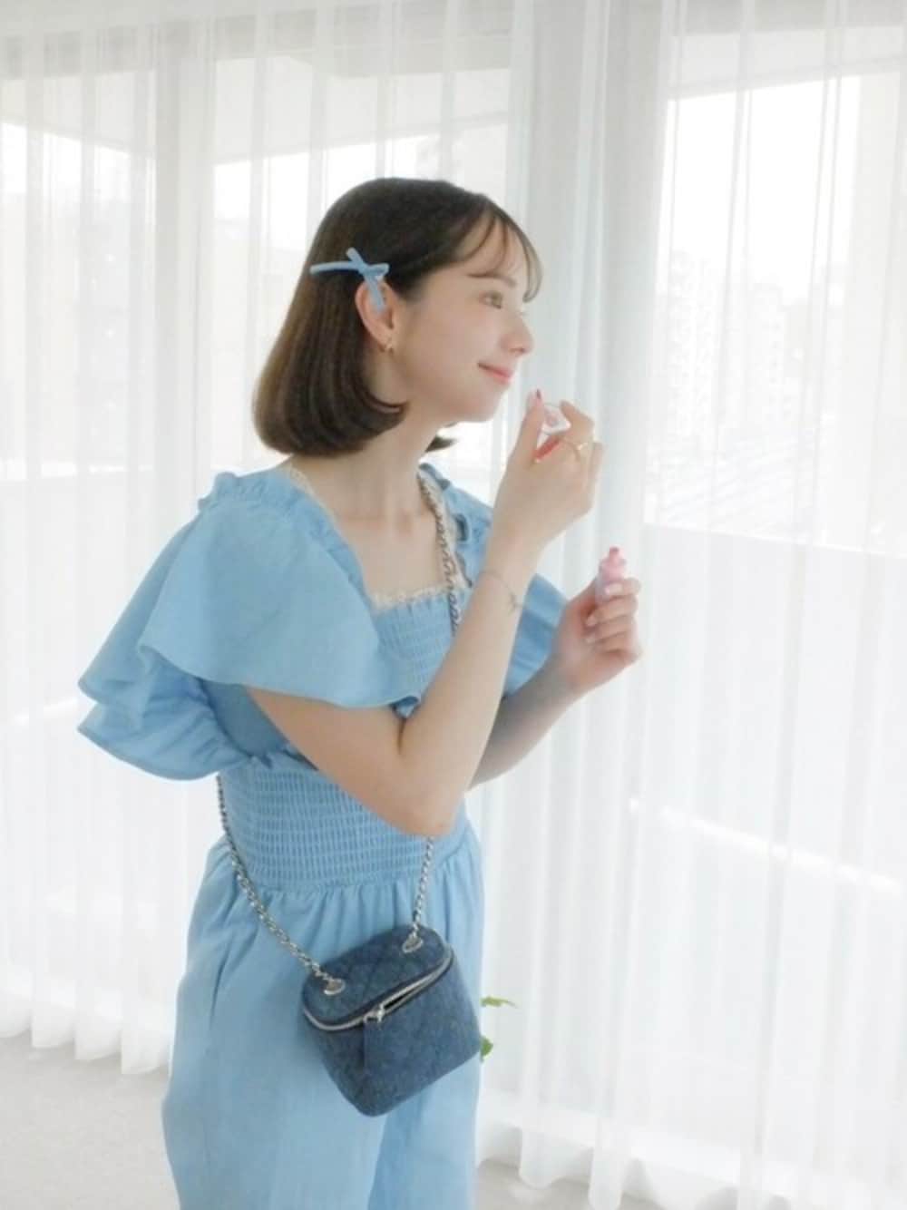 ブルー系のつなぎ/オールインワン、ブルー系のバレッタ/ヘアクリップを着用したレディースの春コーディネートの1枚目の写真