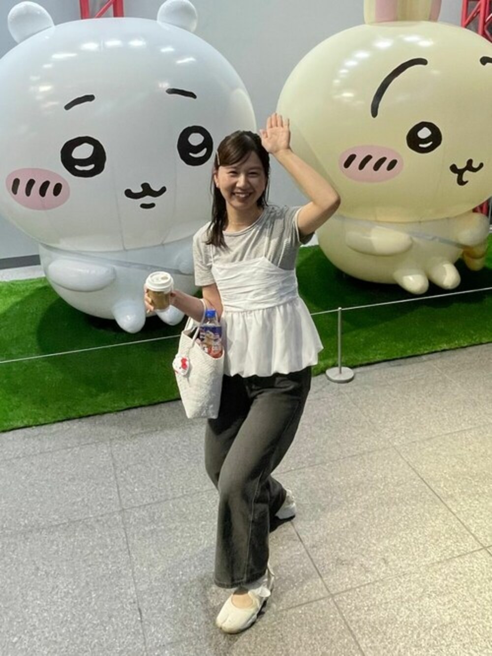 ホワイト系のキャミソール、ブラック系のデニムパンツを着用したレディースの夏コーディネートの1枚目の写真