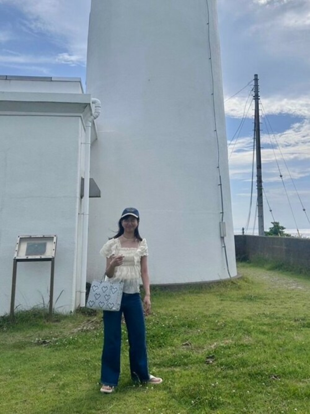 ホワイト系のシャツ/ブラウスを着用したレディースの夏コーディネートの1枚目の写真