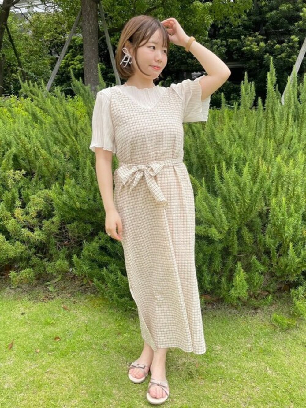 ベージュ系のワンピース、ホワイト系のTシャツ/カットソー、ホワイト系のイヤリングを着用したレディースの秋コーディネートの1枚目の写真