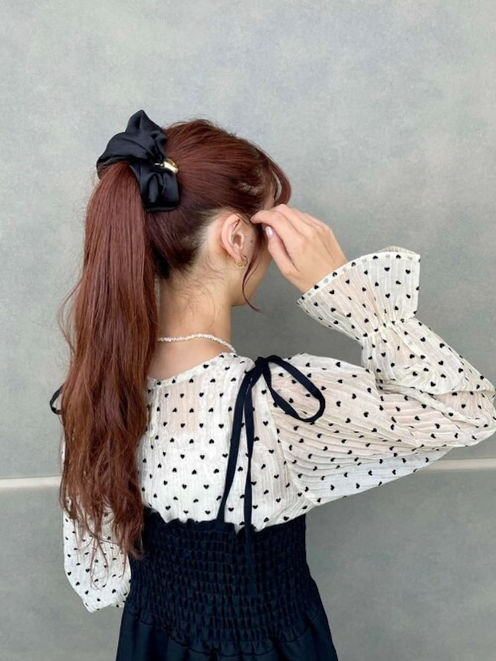 ホワイト系のシャツ/ブラウス、ブラック系のワンピース、ブラック系のシュシュを着用したレディースの秋コーディネートの1枚目の写真