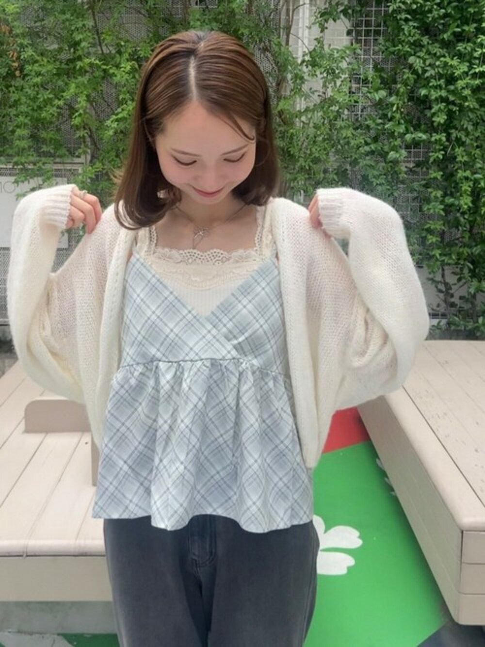 ホワイト系のニット/セーター、グリーン系のキャミソール、ホワイト系のキャミソールを着用したレディースの秋コーディネートの1枚目の写真