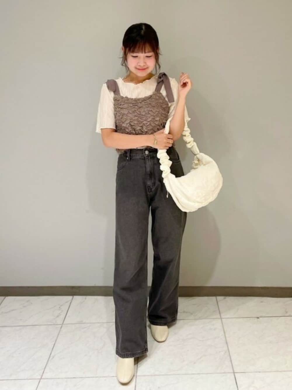 ブラウン系のキャミソール、ホワイト系のショルダーバッグ、ホワイト系のTシャツ/カットソーを着用したレディースの秋コーディネートの1枚目の写真