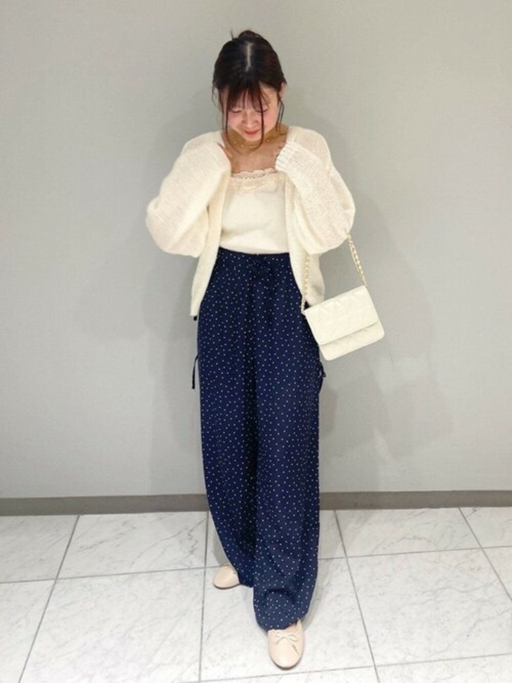 ホワイト系のニット/セーター、ブルー系のその他パンツ、ホワイト系のキャミソールを着用したレディースの秋コーディネートの1枚目の写真