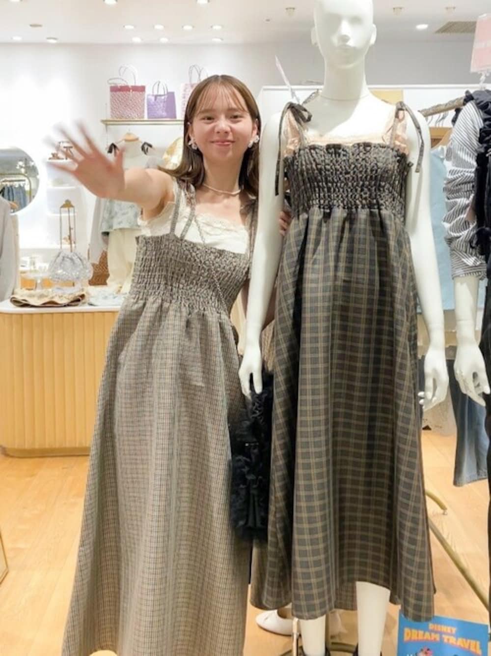 ブラウン系のワンピース、ベージュ系のワンピース、ホワイト系のキャミソールを着用したレディースの秋コーディネートの1枚目の写真