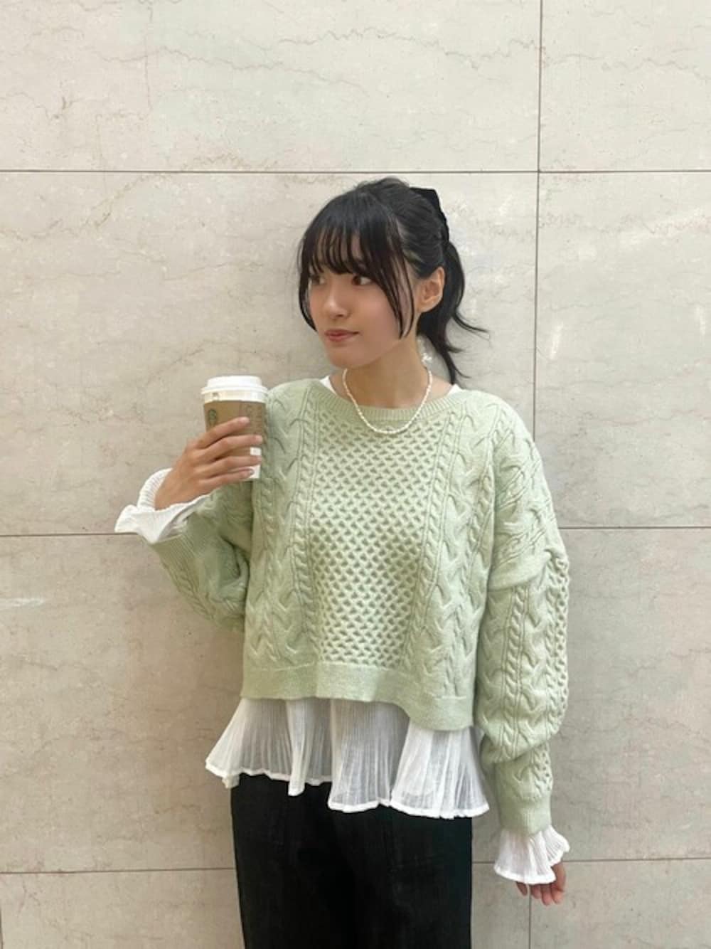 グリーン系のニット/セーター、ホワイト系のシャツ/ブラウスを着用したレディースの秋コーディネートの1枚目の写真