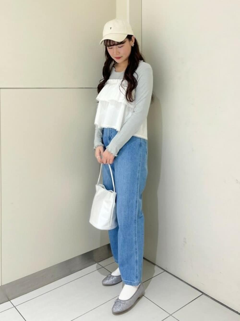 シルバー系のTシャツ/カットソー、ホワイト系のチューブトップ、ホワイト系のショルダーバッグを着用したレディースの冬コーディネートの1枚目の写真