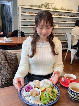 「カフェ」｜「アイテム（アクセサリー）」を使った、flowerさん（レディース・158cm）の春コーディネート