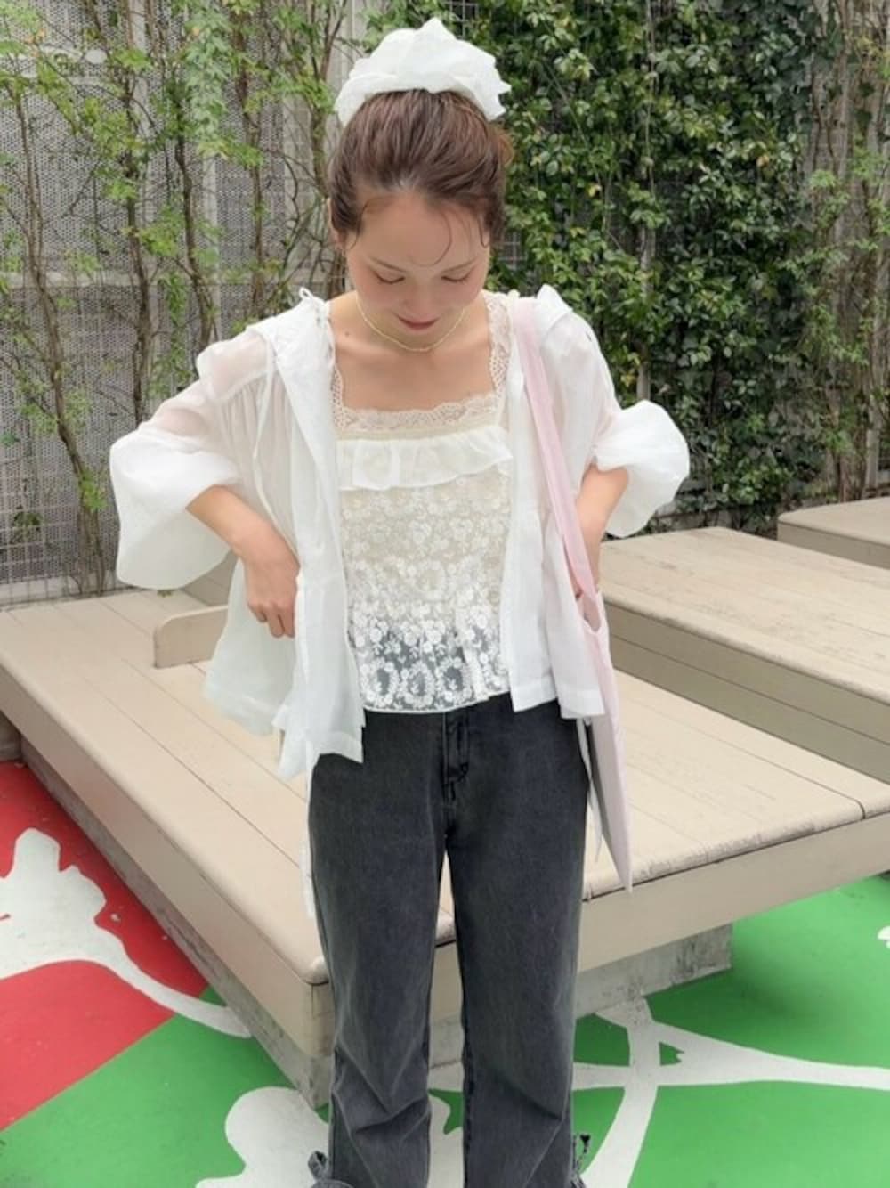 ホワイト系のキャミソール、ブラック系のデニムパンツ、ホワイト系のキャミソールを着用したレディースの春コーディネートの1枚目の写真