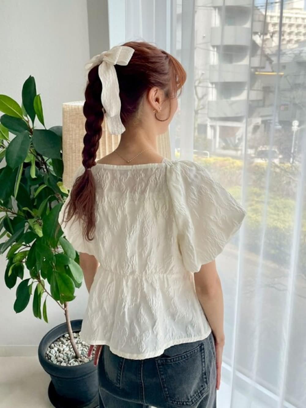 ホワイト系のシャツ/ブラウス、ホワイト系のヘアピンを着用したレディースの春コーディネートの1枚目の写真