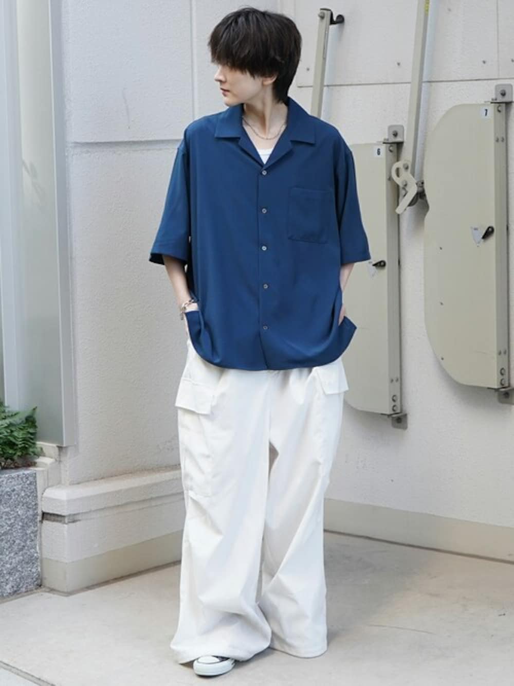 「シャツ、カーゴパンツ、メンズライク、ユニセックス、きれいめカジュアル、シャツスタイル、夏コーデ、オープンカラーシャツ」｜「Confirmの24SS 4WAYストレッチ オープンカラールーズシャツ ユニセックス【Confirm】（シャツ/ブラウス、ブルー系）」を使った、confirmさん（レディース・163cm）の夏コーディネートの1枚目の写真
