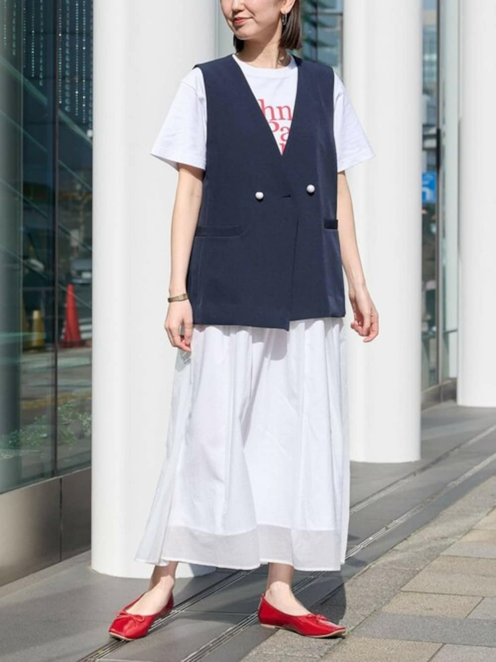 「カジュアル、Tシャツ、ベスト、大人カジュアル、バレエシューズ、春コーデ、高見え、シアースカート、saloon」｜「saloonのSALOON(サルーン)/【オフィス/セレモニー/セットアップ可】ツインクロスジレベスト（ベスト、ブルー系）」を使った、SALOON STAFFさん（レディース・163cm）の春コーディネートの1枚目の写真