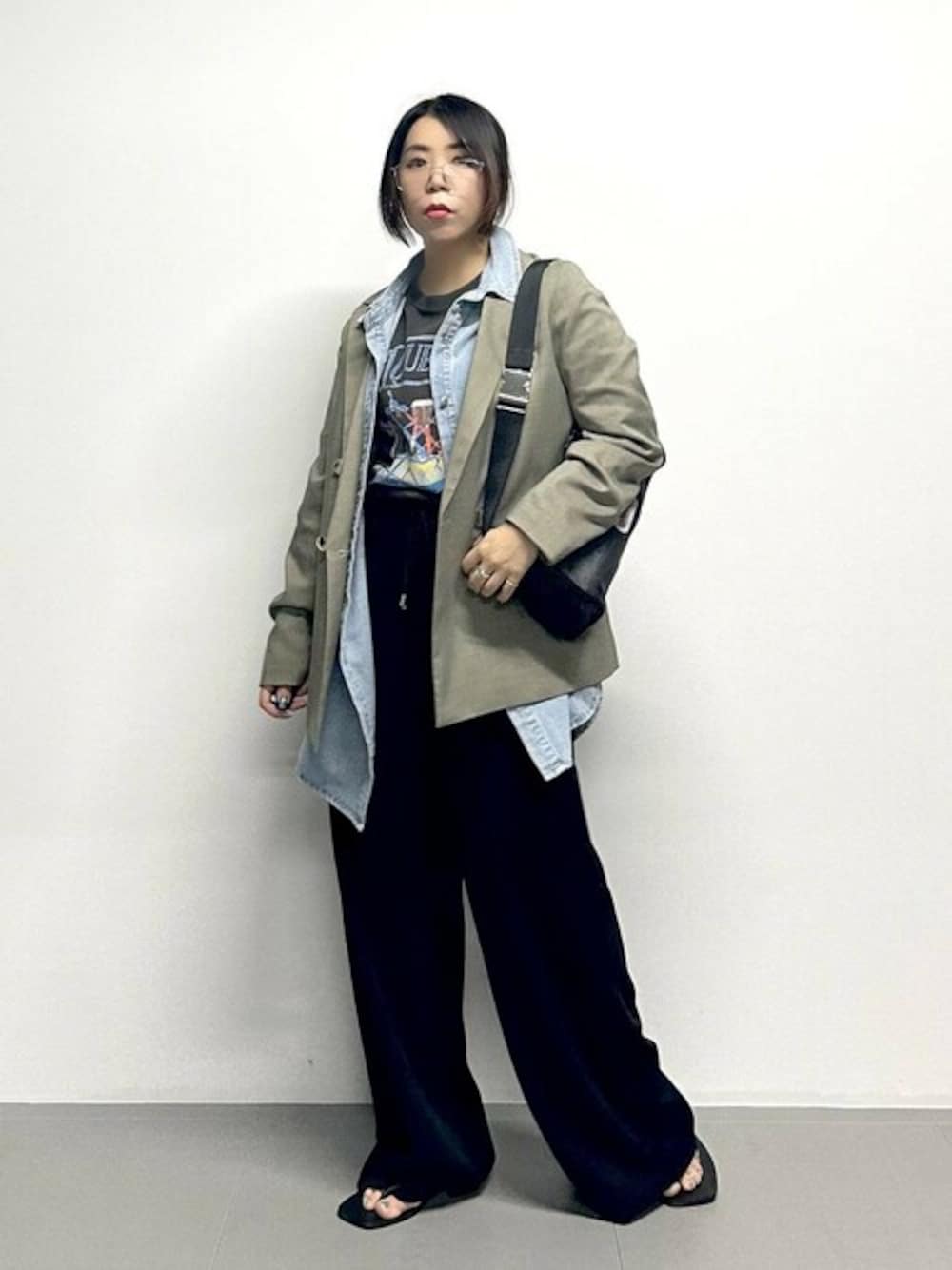 グリーン系のテーラードジャケット、ブルー系のシャツ/ブラウス、グレー系のTシャツ/カットソーを着用したレディースの夏コーディネートの1枚目の写真