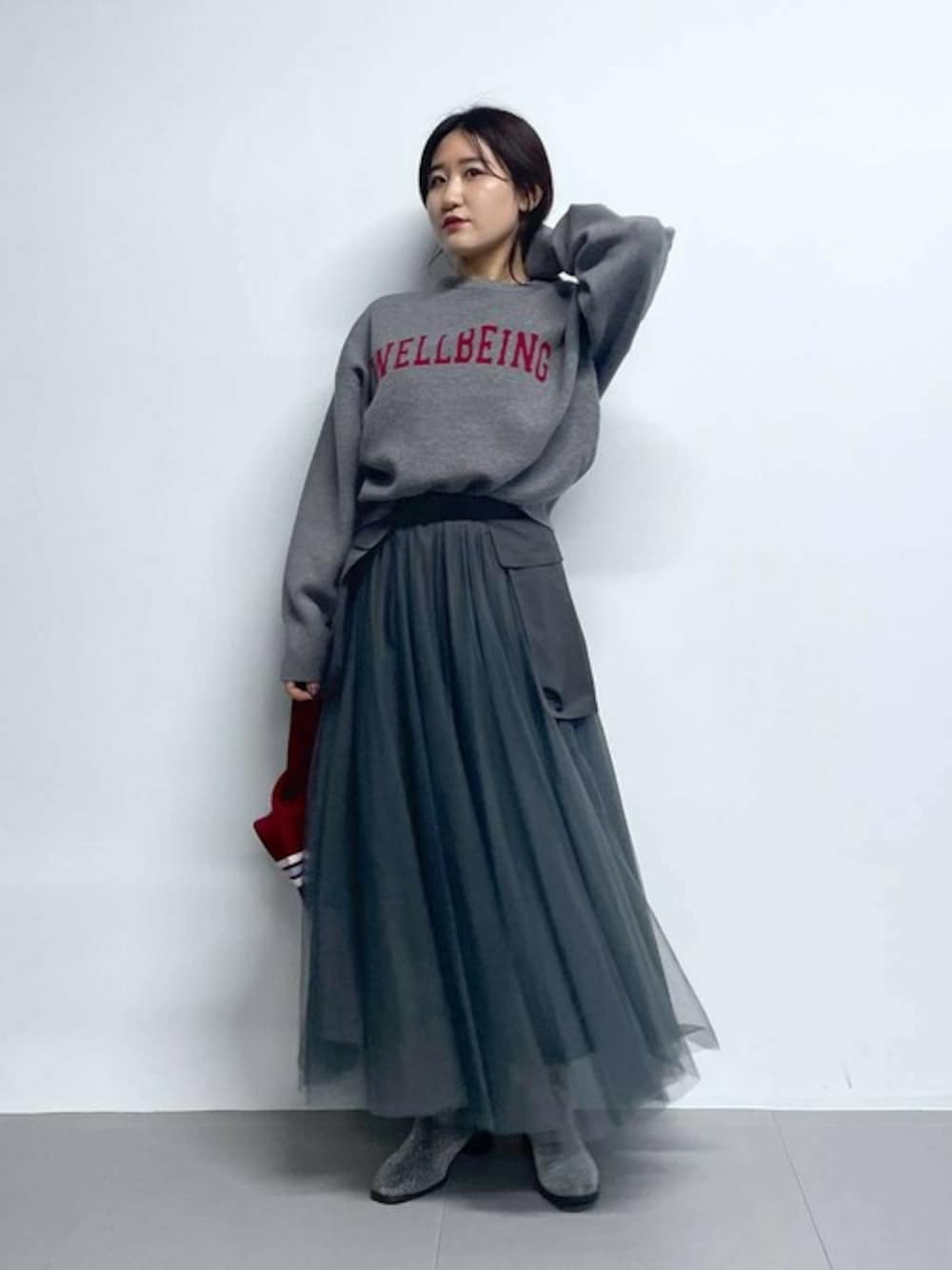 グレー系のニット/セーターを着用したレディースの秋コーディネートの1枚目の写真