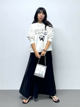 「トングサンダル」｜「アイテム（アクセサリー）」を使った、SALOON STAFFさん（レディース・150cm）の秋コーディネート