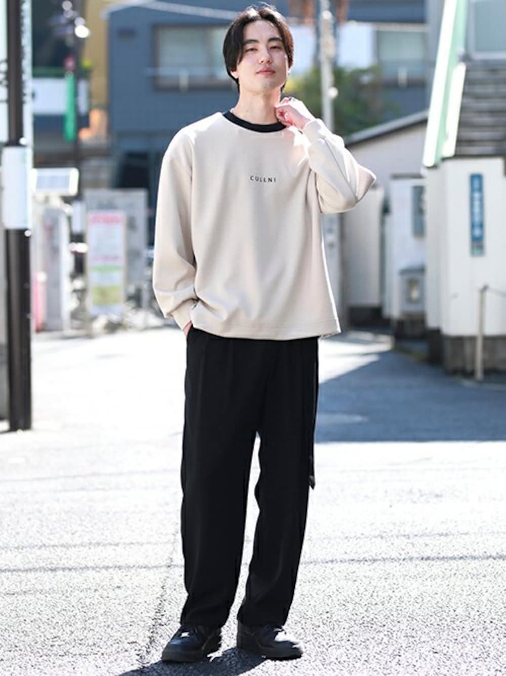 「CULLNIのSTUDIOUS別注 LOGO SWEAT（Tシャツ/カットソー、ベージュ系）」を使った、STUDIOUS MENSさん（メンズ・178cm）の春コーディネートの1枚目の写真