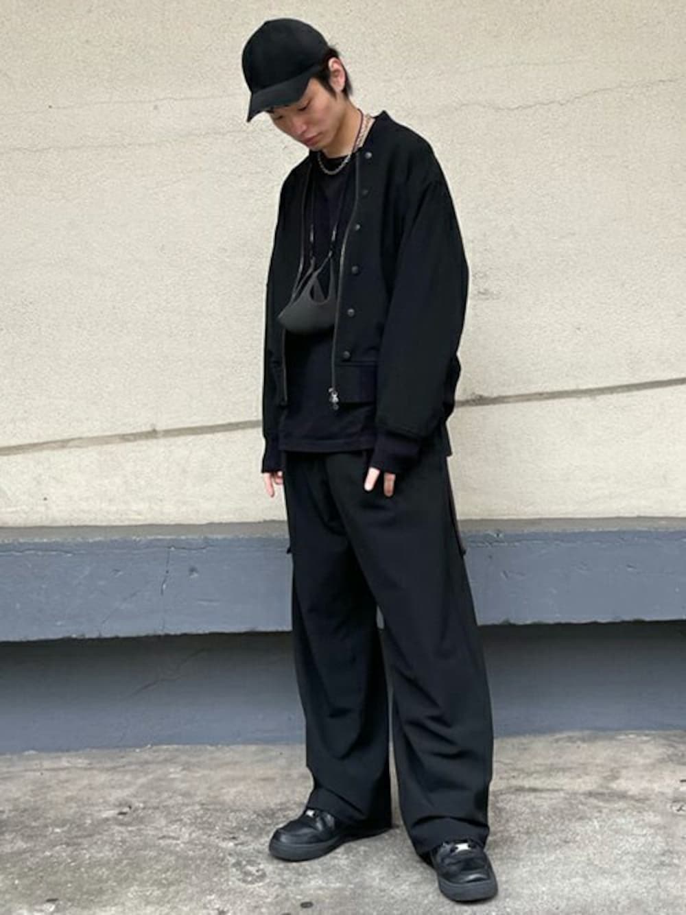 「SHAREEFのSTUDIOUS別注 WIDE SLACKS（スラックス、ブラック系）」を使った、STUDIOUS MENSさん（メンズ・175cm）の春コーディネートの1枚目の写真