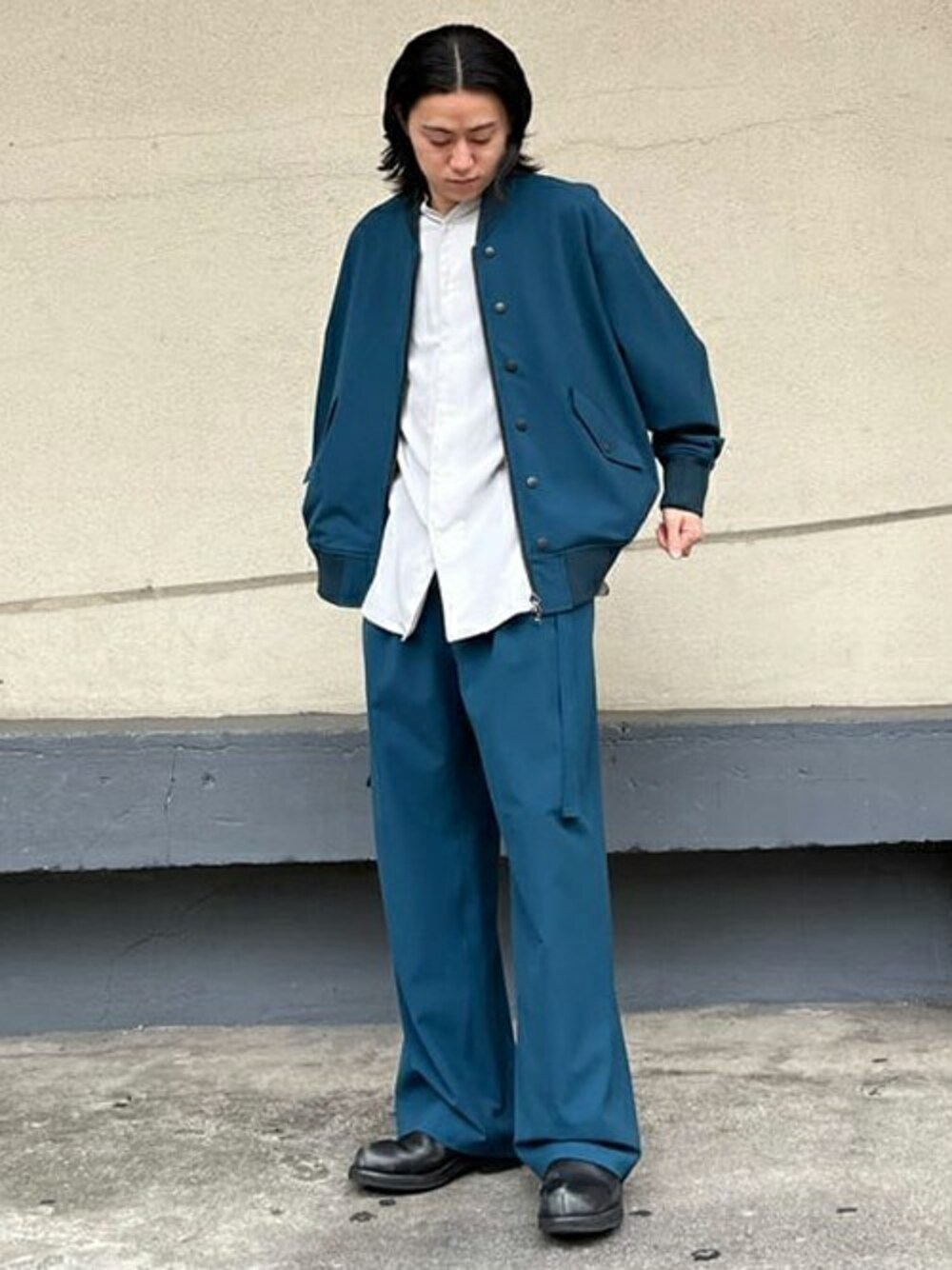 「SHAREEFのSTUDIOUS別注 BLOUSON（ブルゾン、グリーン系）」を使った、STUDIOUS MENSさん（メンズ・168cm）の春コーディネートの1枚目の写真