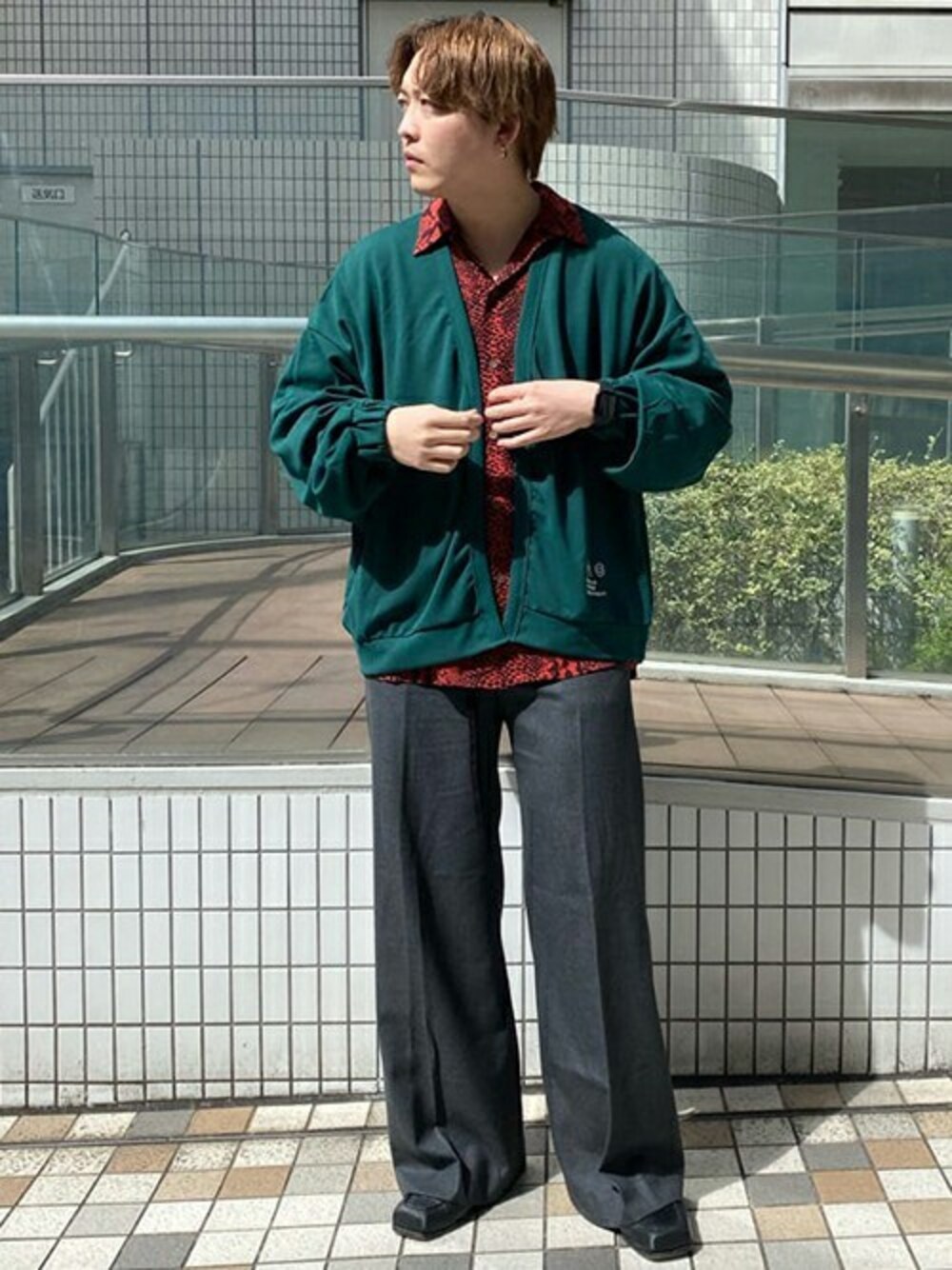 「SHAREEFのSTUDIOUS別注 GEORGETTE CARDIGAN（カーディガン/ボレロ、グリーン系）」を使った、STUDIOUS MENSさん（メンズ・172cm）の春コーディネートの1枚目の写真