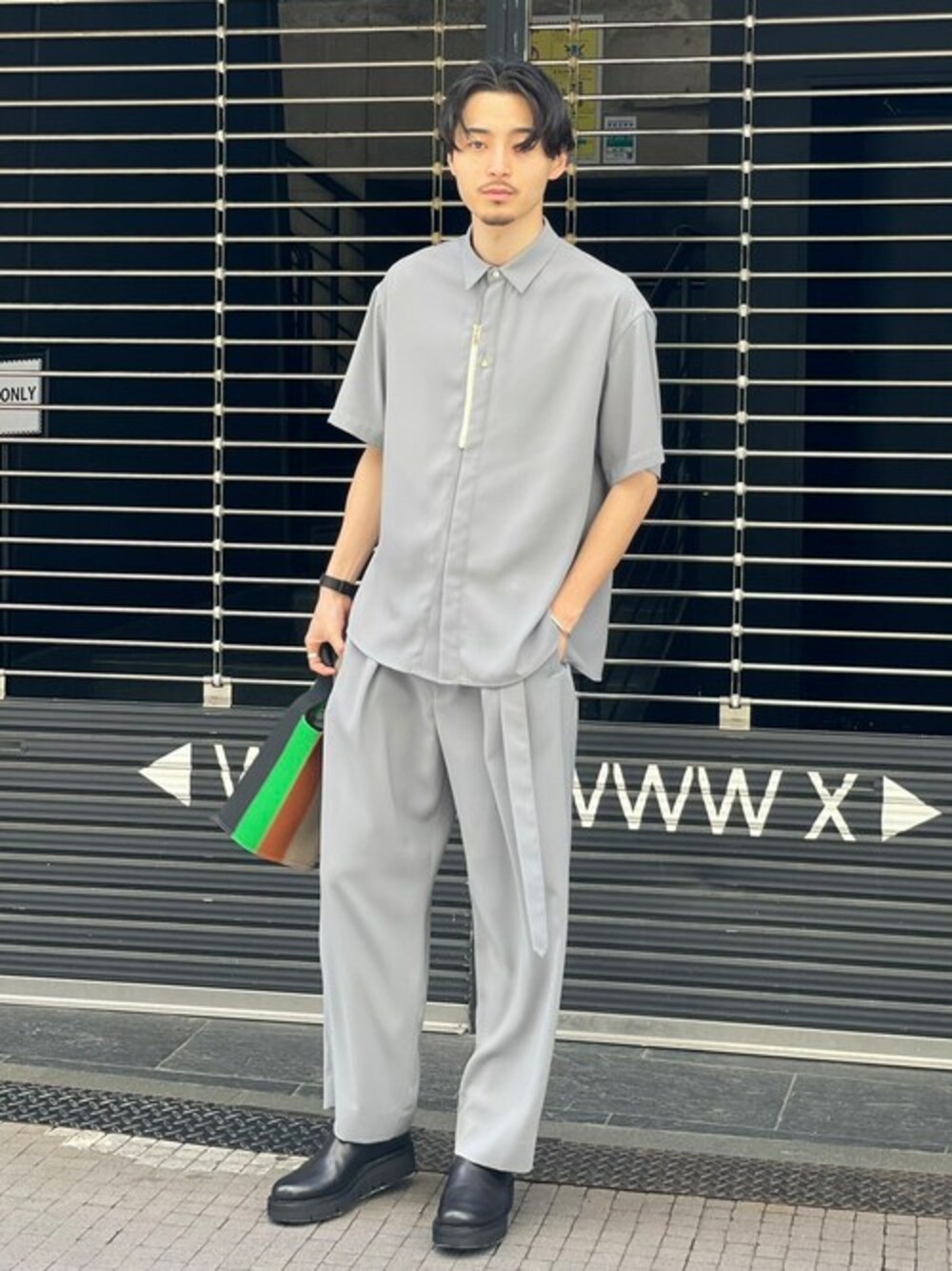 「CULLNIのSTUDIOUS別注 SHORT SLEEVE ZIP SH（シャツ/ブラウス、グレー系）」を使った、STUDIOUS MENSさん（メンズ・181cm）の春コーディネートの1枚目の写真