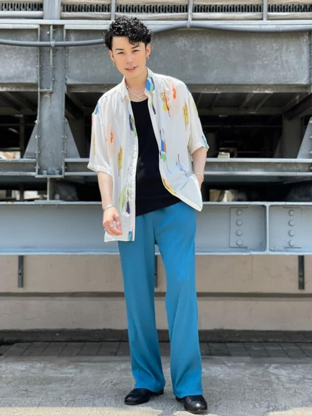 「LiNoHのART PRINT S/S SHIRT（シャツ/ブラウス、ホワイト系）」を使った、STUDIOUS MENSさん（メンズ・174cm）の春コーディネートの1枚目の写真