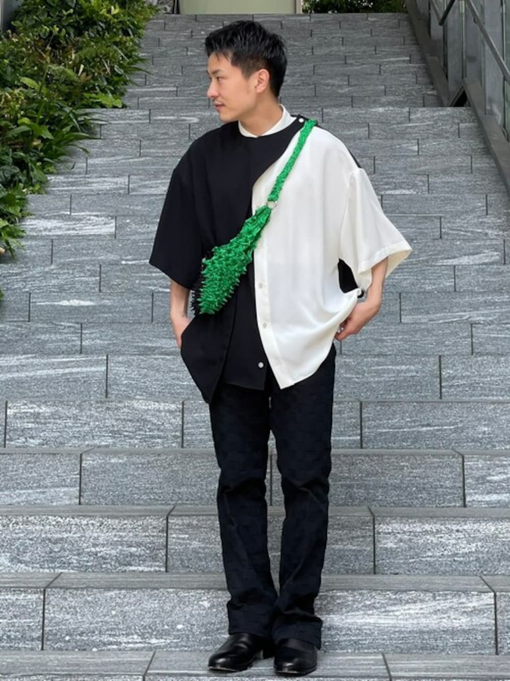 「LiNoHの【×BUNZABUROU】 TWO TONE BAG（ショルダーバッグ、グリーン系）」を使った、STUDIOUS MENSさん（メンズ・158cm）の春コーディネートの1枚目の写真