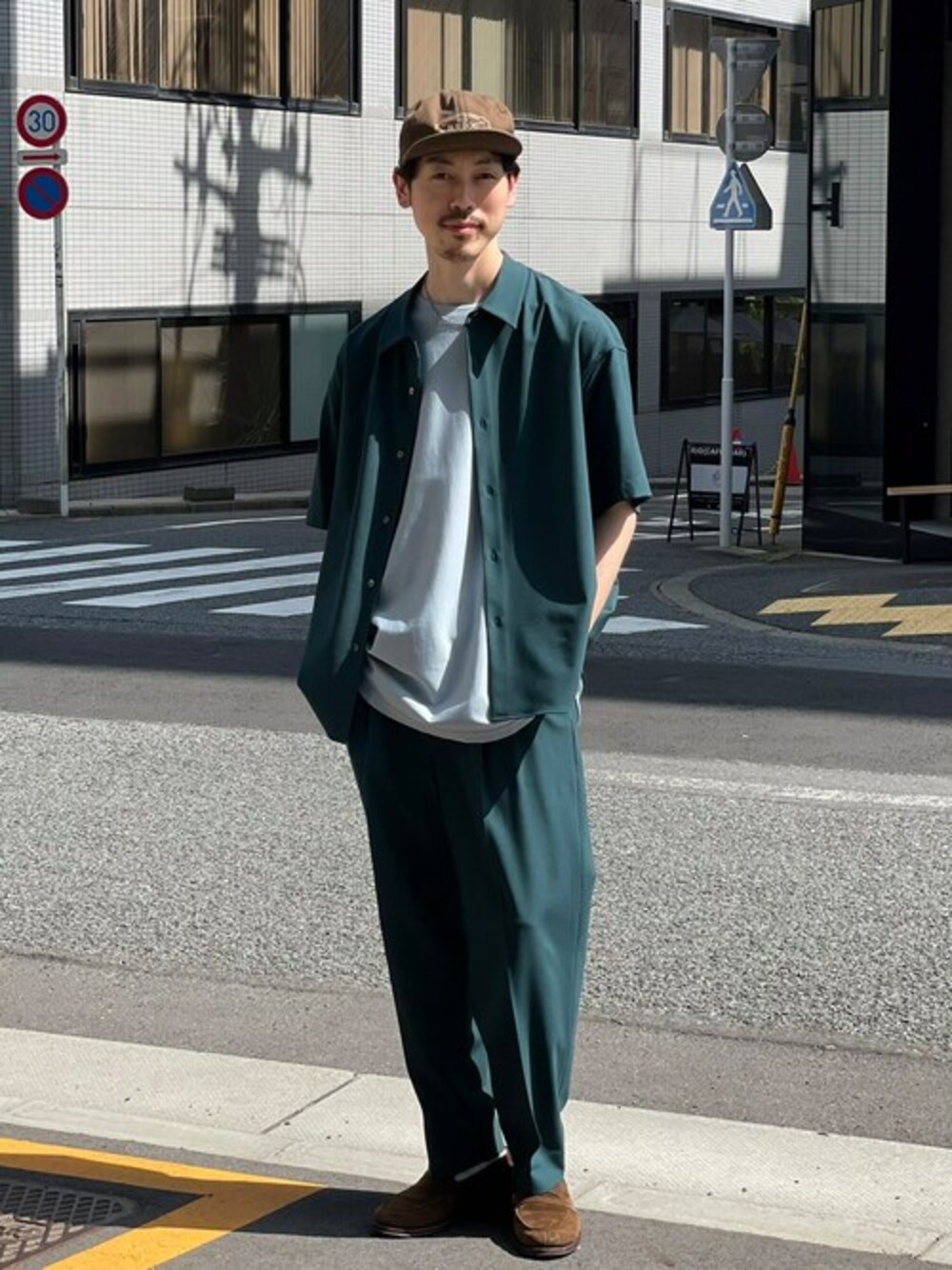 「cityのWOOL SHORT SLEEVE SHIRTS（シャツ/ブラウス、グリーン系）」を使った、STUDIOUS MENSさん（メンズ・182cm）の春コーディネートの1枚目の写真
