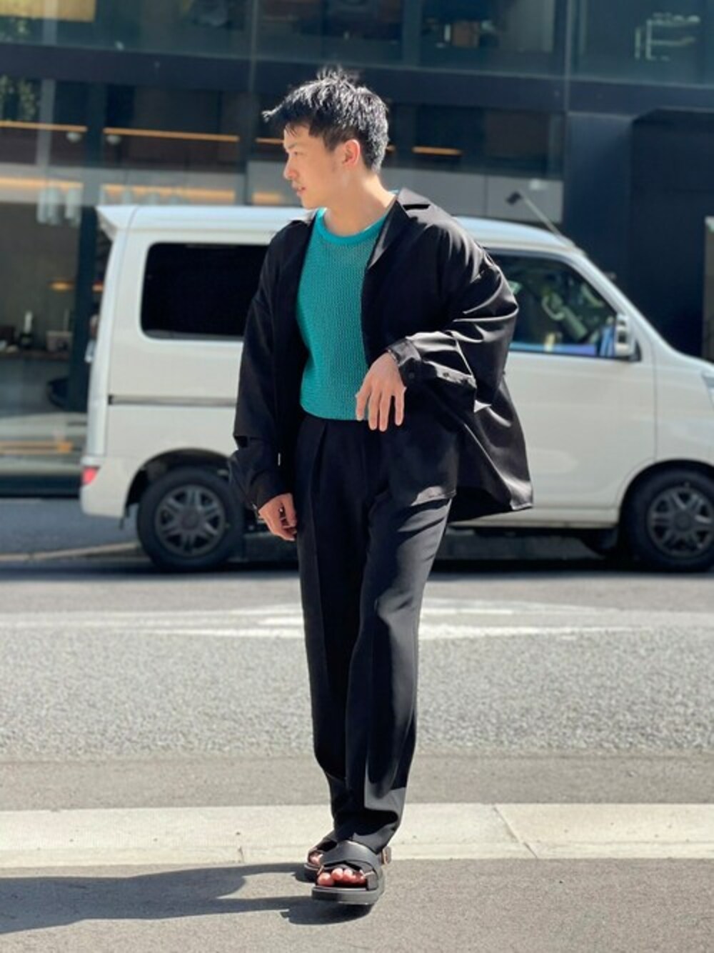 「cityのNEW NICE MATERIAL PANTS（スラックス、ブラック系）」を使った、STUDIOUS MENSさん（メンズ・158cm）の春コーディネートの1枚目の写真