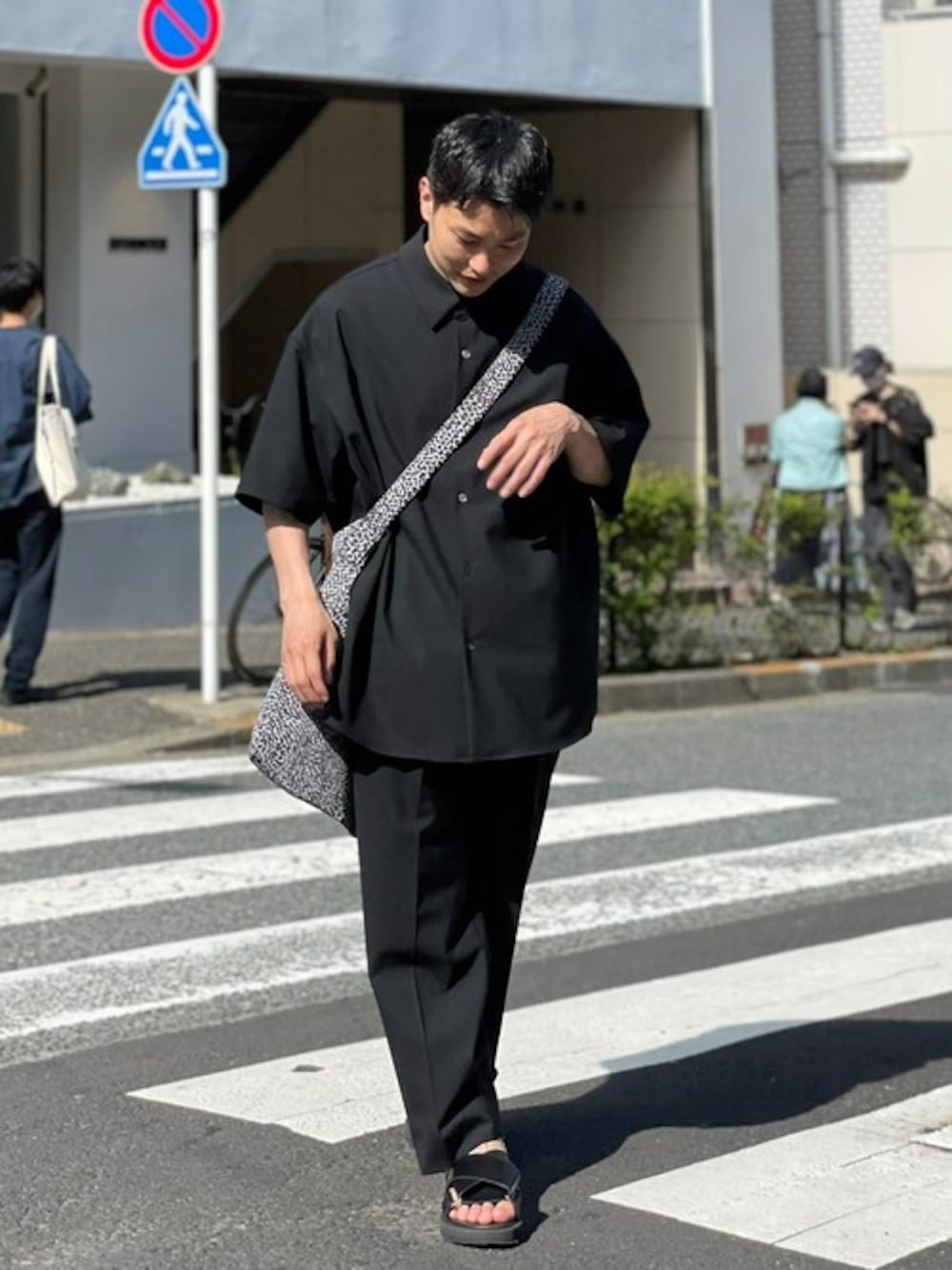 「cityの２TUCK SLACKS（スラックス、ブラック系）」を使った、STUDIOUS MENSさん（メンズ・158cm）の春コーディネートの1枚目の写真