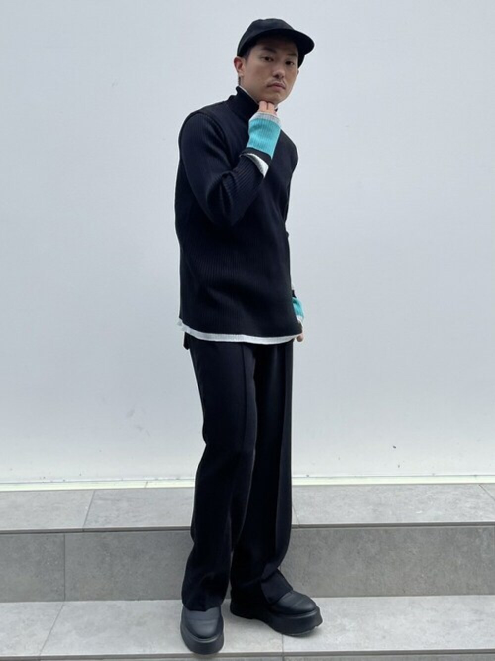 「LiNoHのMULTI COLOR RIB KNIT（ニット/セーター、グレー系）」を使った、STUDIOUS MENSさん（メンズ・158cm）の秋コーディネートの1枚目の写真