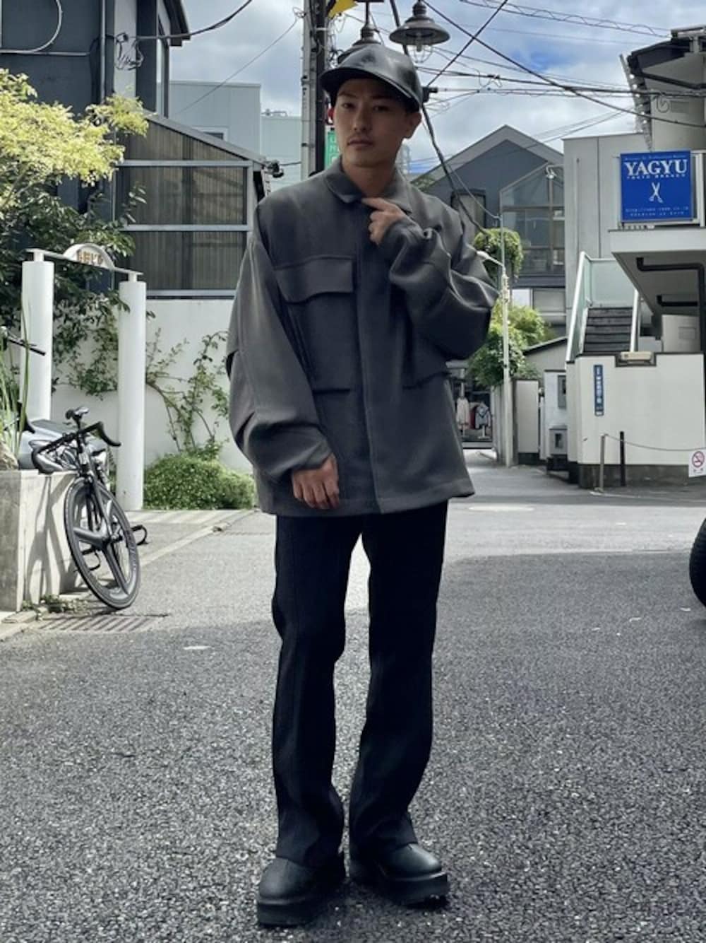 「N.HOOLYWOODの<別注>MILITARY JACKET（ブルゾン、グレー系）」を使った、STUDIOUS MENSさん（メンズ・158cm）の秋コーディネートの1枚目の写真