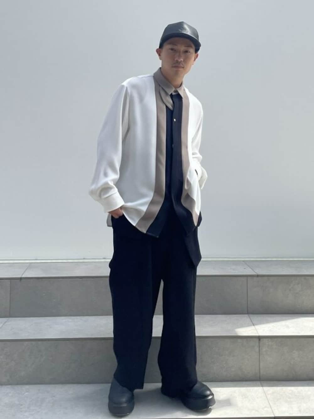 「CULLNIのSTUDIOUS別注 FRONT COLOR SWITCHING SHIRT（シャツ/ブラウス、ホワイト系）」を使った、STUDIOUS MENSさん（メンズ・158cm）の秋コーディネートの1枚目の写真