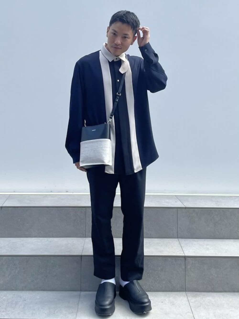 「CULLNIのSTUDIOUS別注 FRONT COLOR SWITCHING SHIRT（シャツ/ブラウス、ブルー系）」を使った、STUDIOUS MENSさん（メンズ・158cm）の秋コーディネートの1枚目の写真