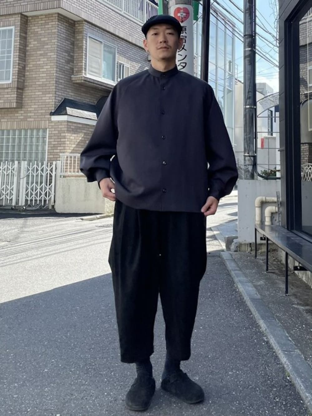 「THE RERACSの<別注>GABARDINE RAGLAN SHIRT BLOUSON（シャツ/ブラウス、グレー系）」を使った、STUDIOUS MENSさん（メンズ・173cm）の秋コーディネートの1枚目の写真