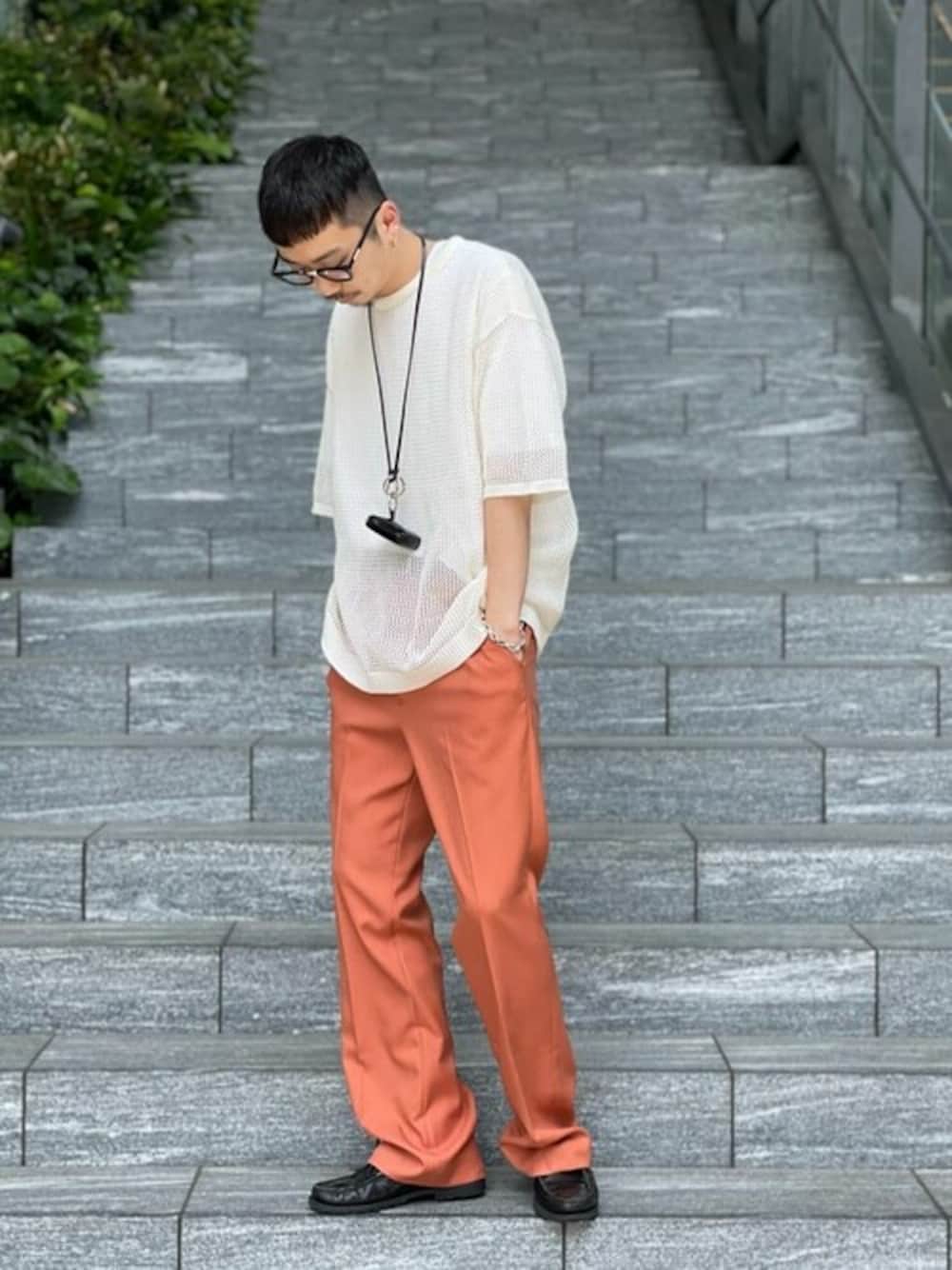 「#カジュアル、#コーディネート、#シンプル、#アースカラー、#スタイリング、#エレガント」｜「LiNoHのCODE YARN MESH S/S KNIT（ニット/セーター、ホワイト系）」を使った、STUDIOUS MENSさん（メンズ・173cm）の秋コーディネートの1枚目の写真