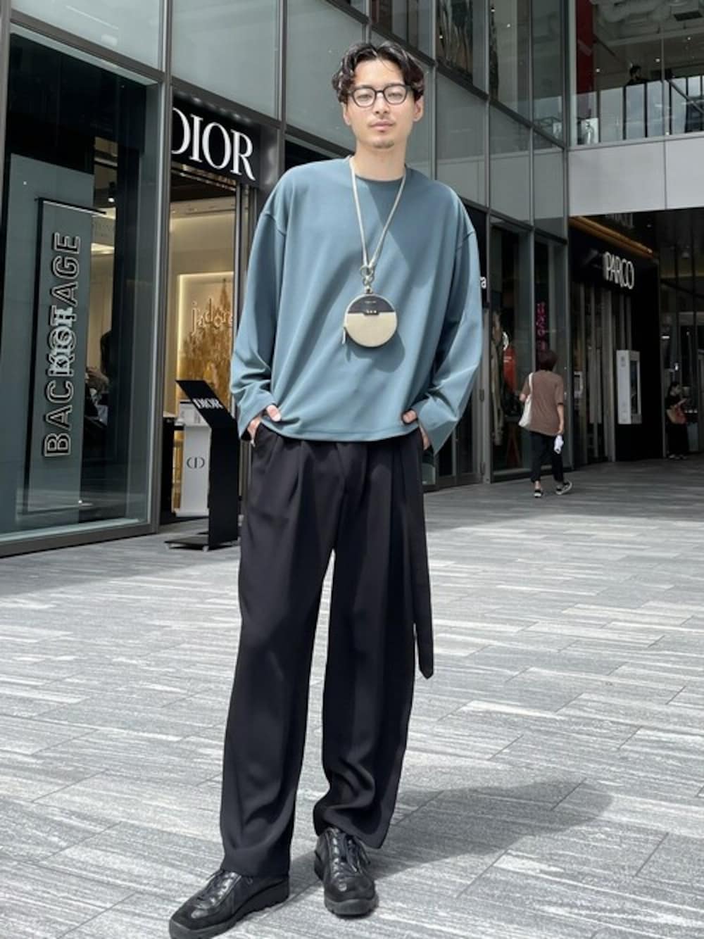 「CULLNIのAsymmetrical Hem Pullover（Tシャツ/カットソー、グリーン系）」を使った、STUDIOUS MENSさん（メンズ・183cm）の秋コーディネートの1枚目の写真