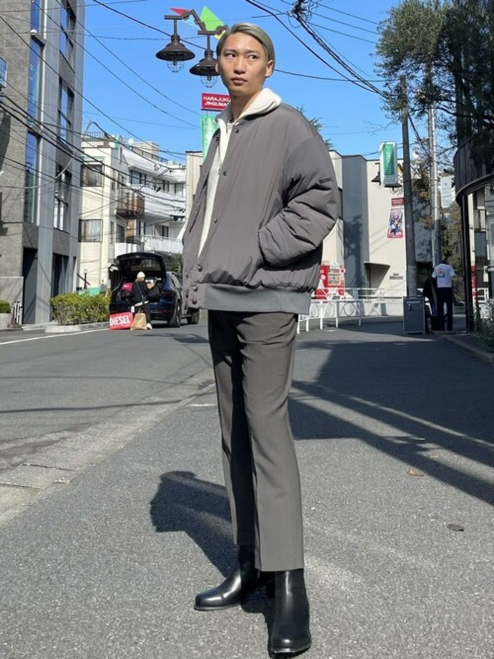 「N.HOOLYWOODのPADDED STADIUM BLOUSON（その他アウター、グレー系）」を使った、STUDIOUS MENSさん（メンズ・181cm）の秋コーディネートの1枚目の写真