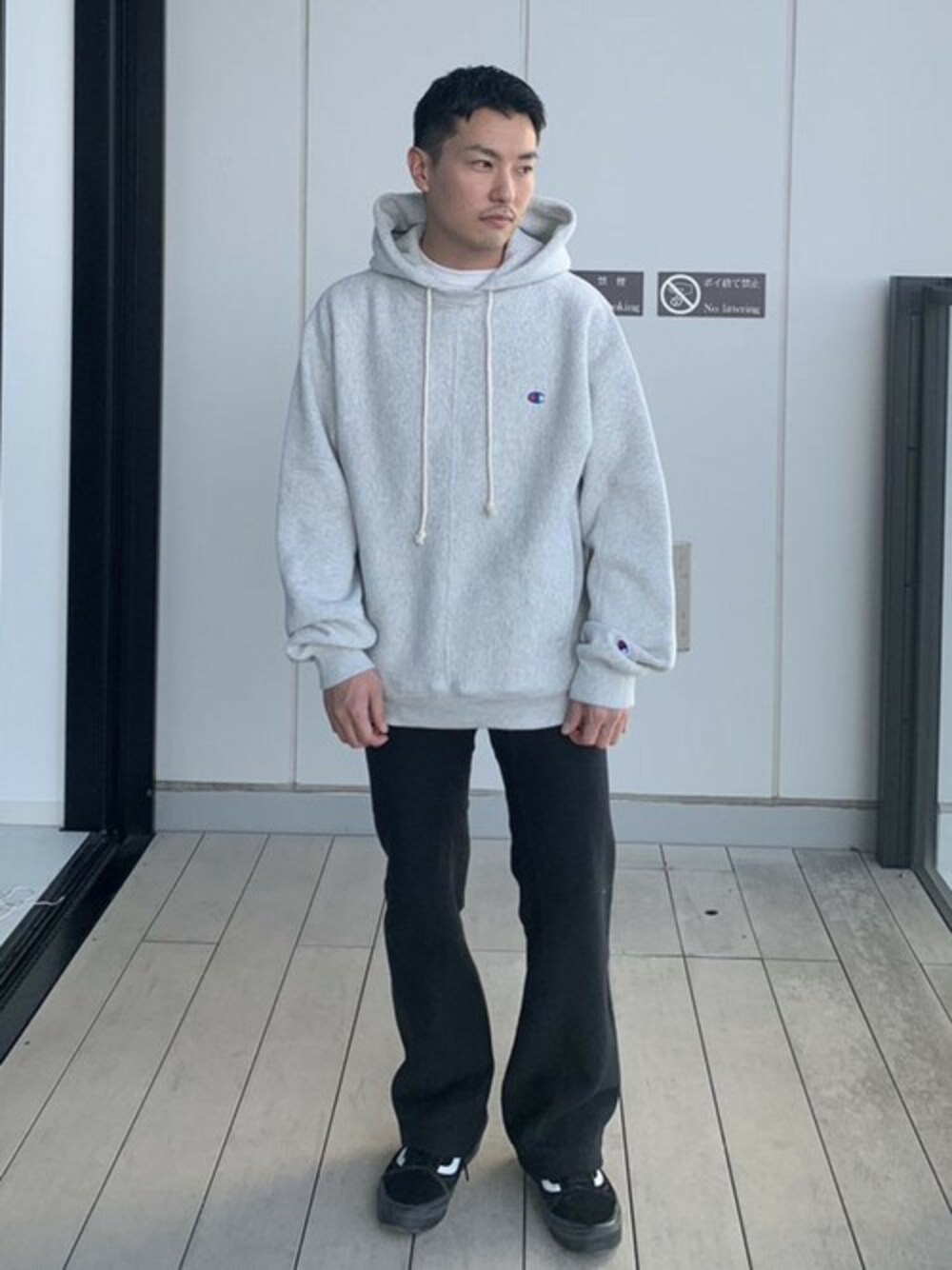 「N.HOOLYWOODの×CHAMPION HOODED SWEATSHIRT（Tシャツ/カットソー、グレー系）」を使った、STUDIOUS MENSさん（メンズ・158cm）の秋コーディネートの1枚目の写真