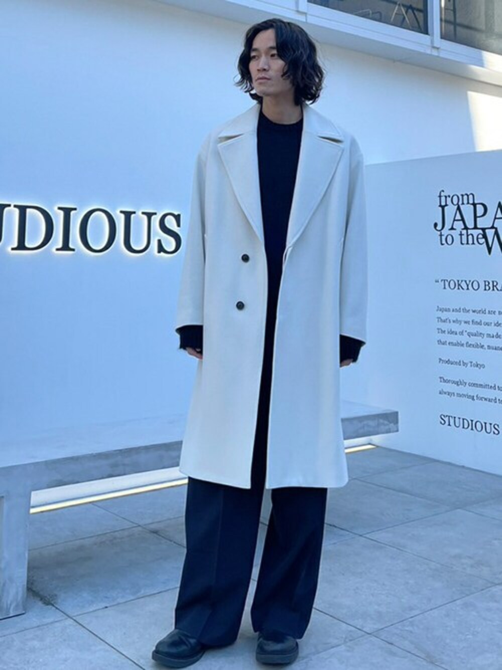 「cityのスーパー100S OVER CHESTER COAT/ウールメルトンオーバーチェスターコート（チェスターコート、ホワイト系）」を使った、STUDIOUS MENSさん（メンズ・173cm）の冬コーディネートの1枚目の写真