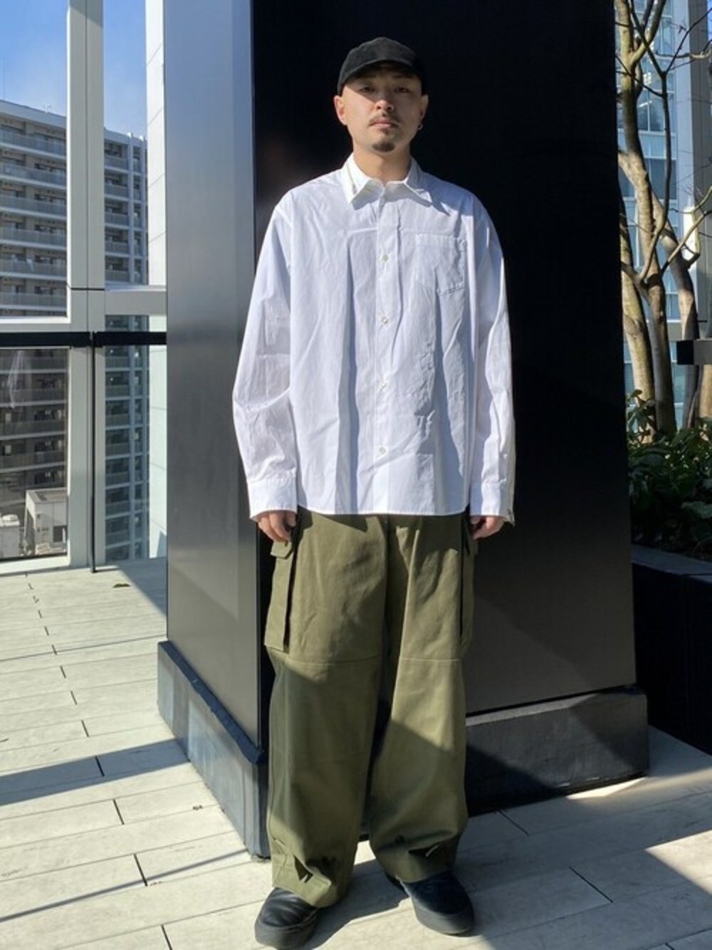 「#undercover」｜「UNDERCOVERのUC1C4401（シャツ/ブラウス、ホワイト系）」を使った、STUDIOUS MENSさん（メンズ・170cm）の冬コーディネートの1枚目の写真