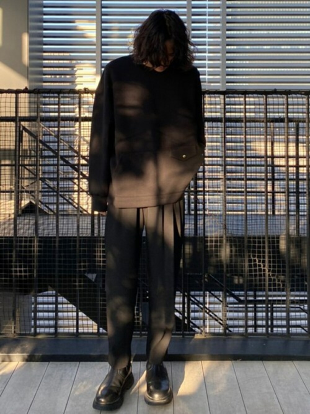 「#CULLNI」｜「CULLNIのSTUDIOUS別注 FLAP SWEAT（スウェット、ブラック系）」を使った、STUDIOUS MENSさん（メンズ・175cm）の冬コーディネートの1枚目の写真