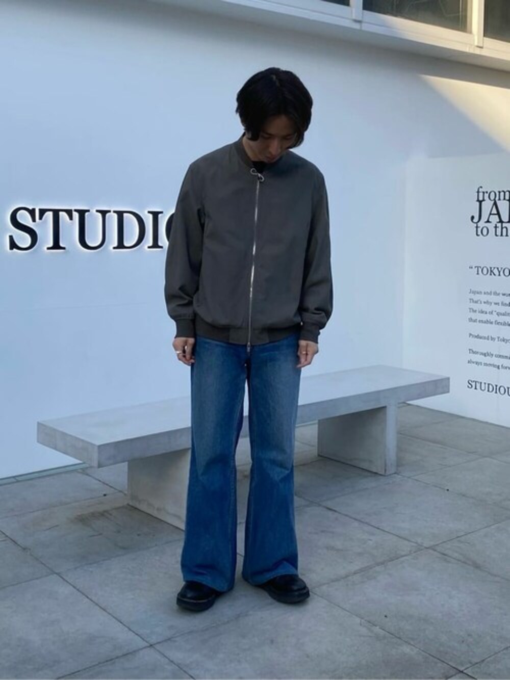 「＃デニム、#コーディネート、#春コーデ、#カジュアルコーデ、#アースカラー、＃attachment」｜「ATTACHMENTのHIGH TWIST NY TWILL MA-1（MA-1、グリーン系）」を使った、STUDIOUS MENSさん（メンズ・169cm）の春コーディネートの1枚目の写真