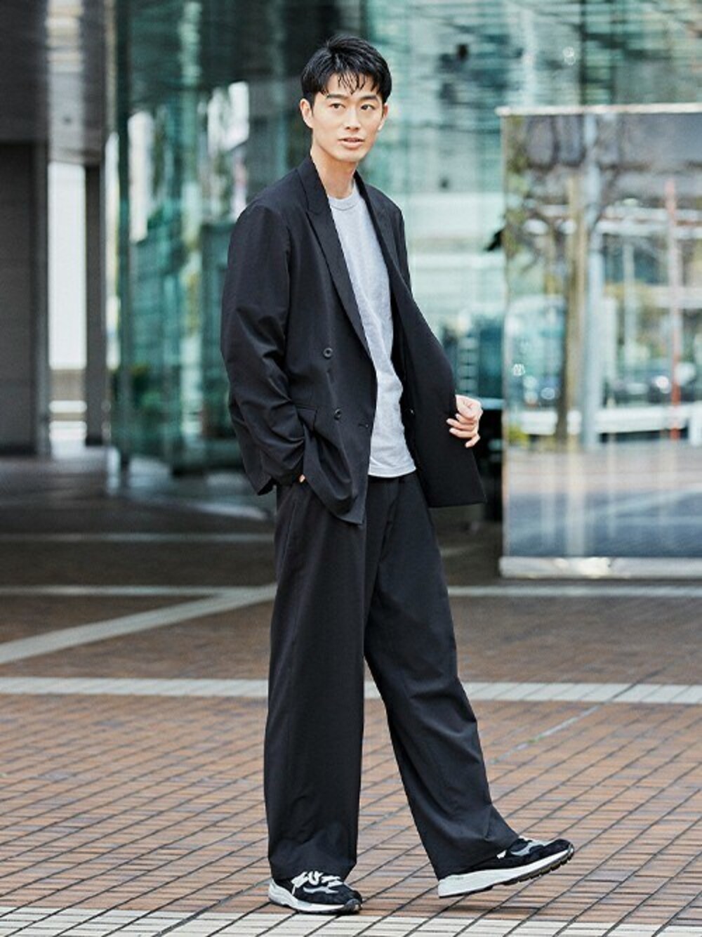 「スニーカー、セットアップ、ブラック、テーラードジャケット、モノトーン、ワイドパンツ、ダブルジャケット、KASHIYAMA、カシヤマ、KASHIYAMAEASY」｜「KASHIYAMAのウールライクポリエステル1タックワイドパンツ（その他パンツ、ブラック系）」を使った、カシヤマさん（メンズ・185cm）の春コーディネートの1枚目の写真
