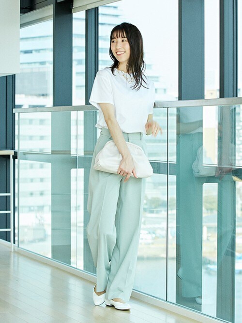 「カラーパンツ、Tシャツ、ハイウエスト、ワイドパンツ、ミントグリーン、シンプルコーデ、白Tシャツ、夏だ！Tシャツ着よう！、KASHIYAMA、KASHIYAMAEASY」｜「KASHIYAMAのスマートティーアールドライギャバワイドパンツ（その他パンツ、グリーン系）」を使った、カシヤマさん（レディース・164cm）の夏コーディネートの1枚目の写真