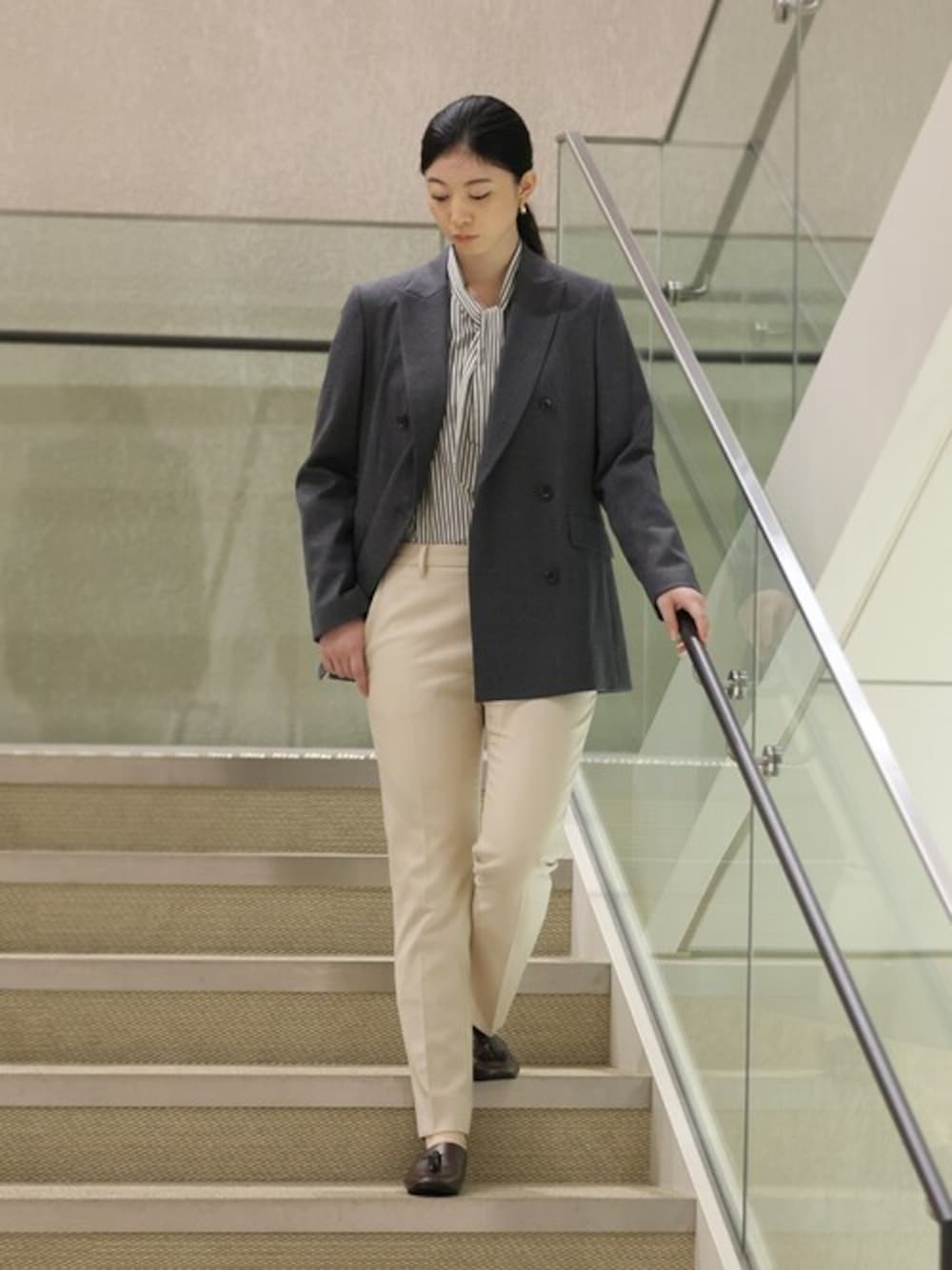 「ノータックパンツ、アイボリー、ダブルジャケット、ボウタイブラウス、秋冬コーデ、ビッグシルエット、きれいめカジュアル、テーラードジャケット、KASHIYAMA、KASHIYAMAEASY、カシヤマ、ベージュ、オフィスカジュアル、ロンドンストライプ、マルチサイズ」｜「KASHIYAMAのトリプルツイストドビーテーパードパンツ（その他パンツ、ホワイト系）」を使った、カシヤマさん（レディース・166cm）の秋コーディネートの1枚目の写真