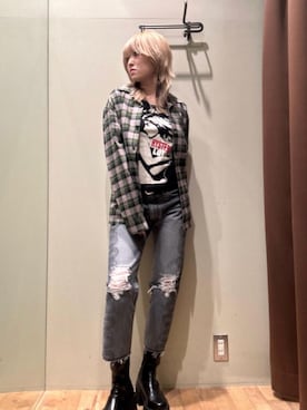 「HYSTERIC GLAMOUR（ヒステリックグラマー）のSNAKE LOOP 8分丈クラッシュデニムパンツ（デニムパンツ）」を使った、NANAMIさん（レディース・160cm）の秋コーディネート